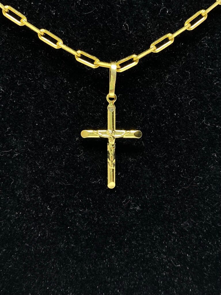 PINGENTE BANHADO A OURO 18K — CRUXIFICO — 0,5G/1,5X2,5CM