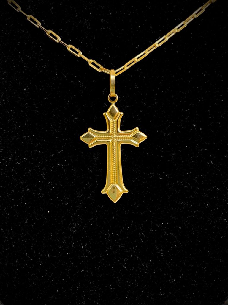 PINGENTE BANHADO A OURO 18K — CRUZ COM PONTA PONTILHADA — 1,7G/2X2,5CM