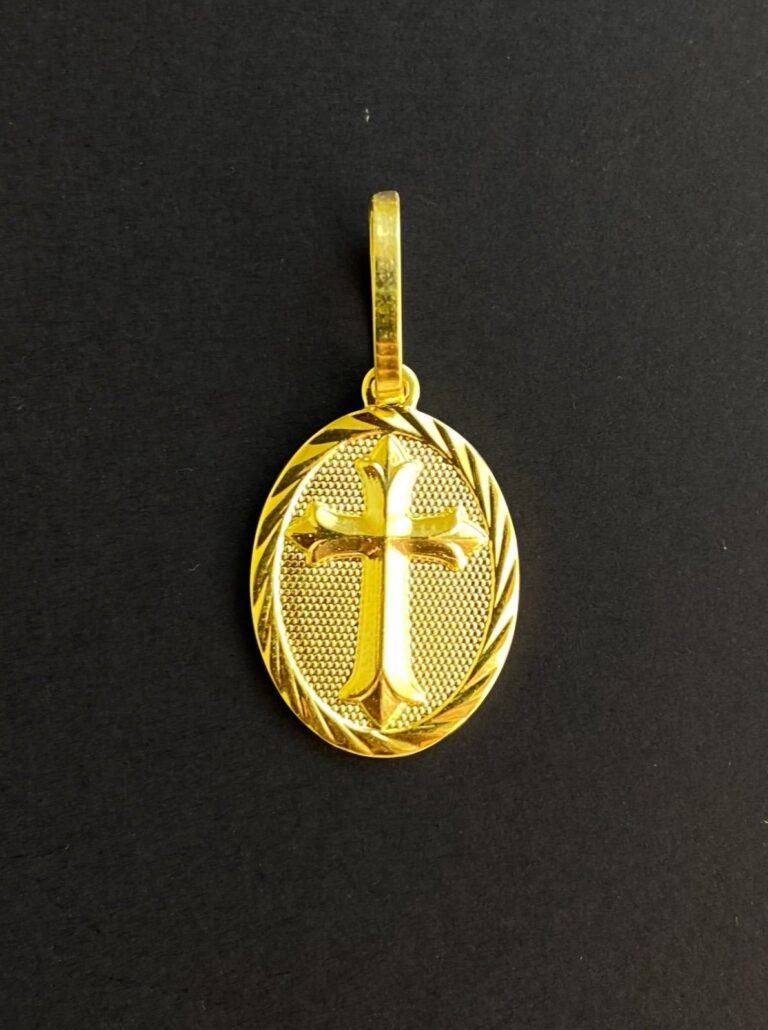PINGENTE BANHADO A OURO 18K - CRUZ OVAL - 1,6G/2X1,5CM - Sevet Company