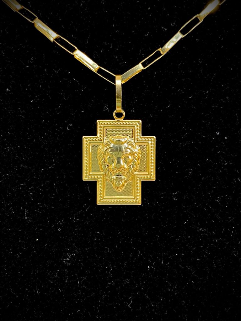 PINGENTE BANHADO A OURO 18K — LEÃO CRUZ — 2,1G/2X2CM